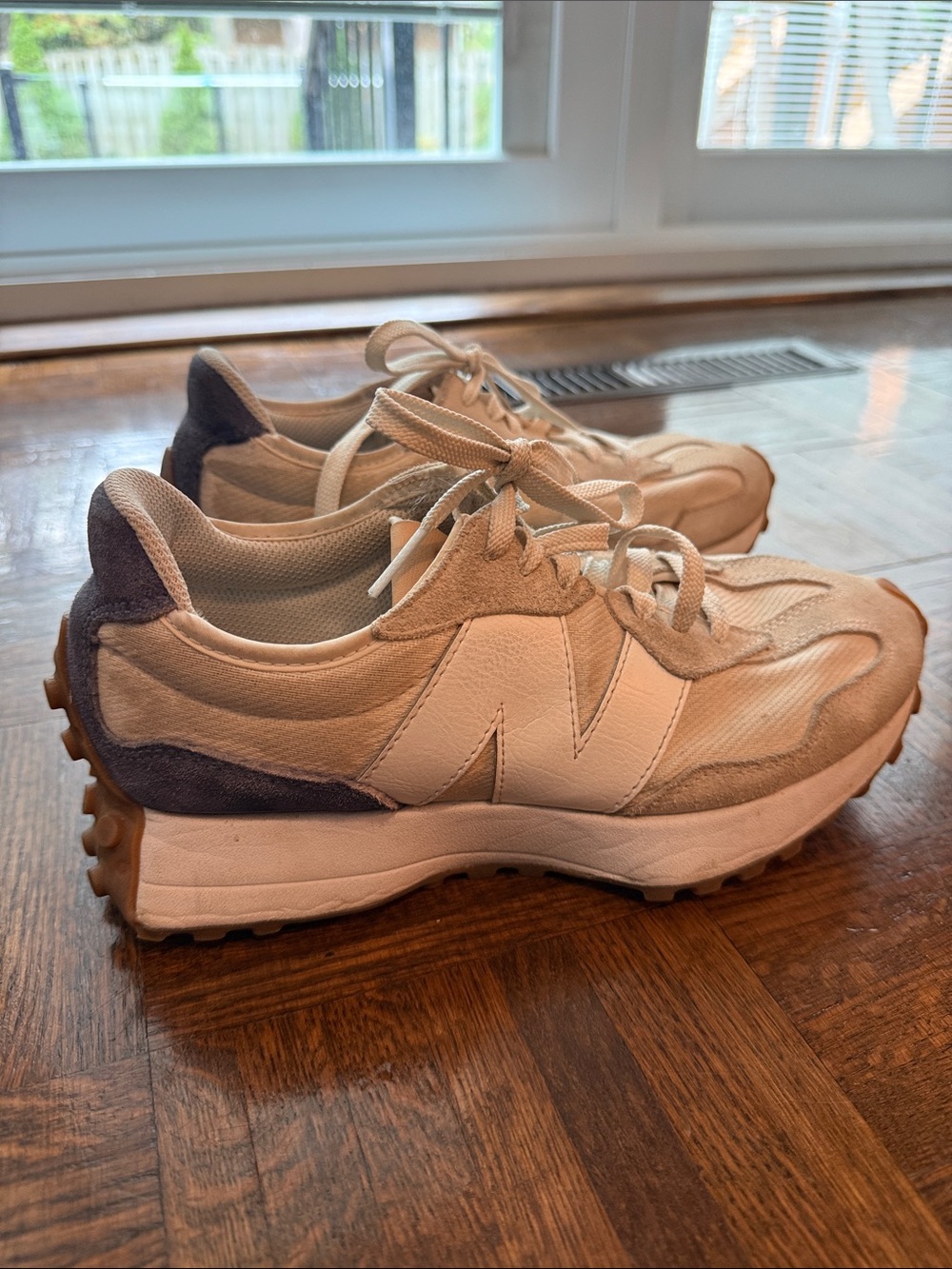 New Balance Women’s sneakers 8.5 Cream and blue 327